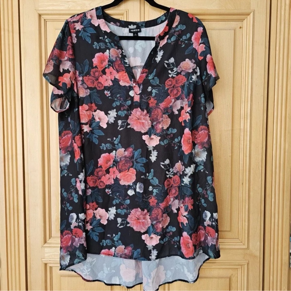 Torrid Sz 1 R⃨O⃨S⃨E⃨ Floral Short Sleeve Blouse! Summer Time!